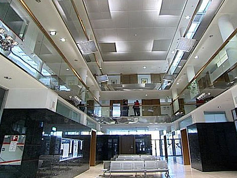 Mehrgeschoßige Halle im Inneren