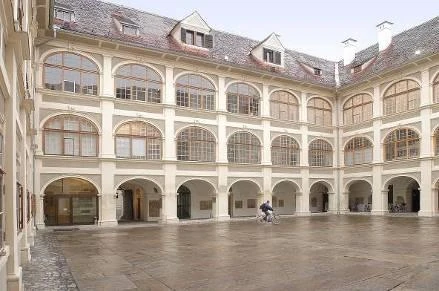 Arkadenhof des Joanneumsviertels