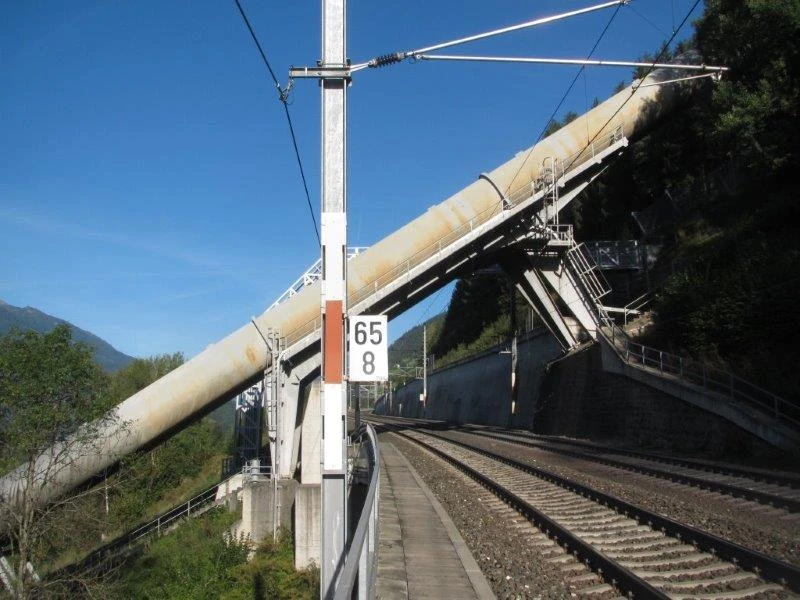 Druckrohrleitung über der Bahnstrecke
