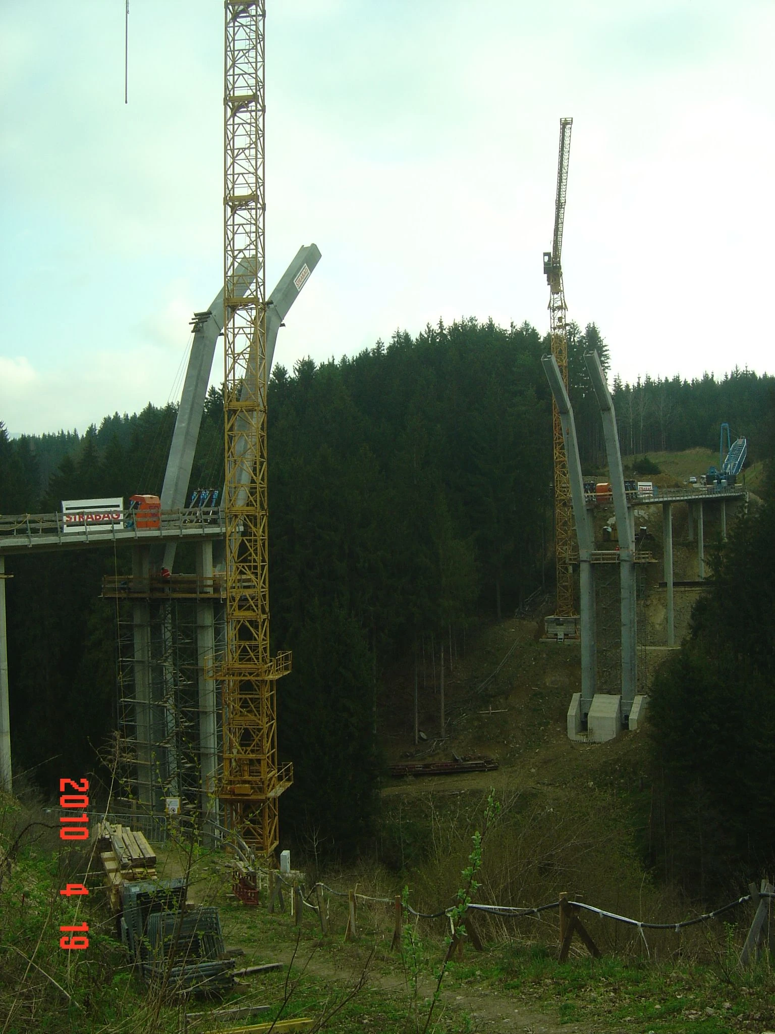 Bogenhälften und Turmdrehkräne, April 2010
